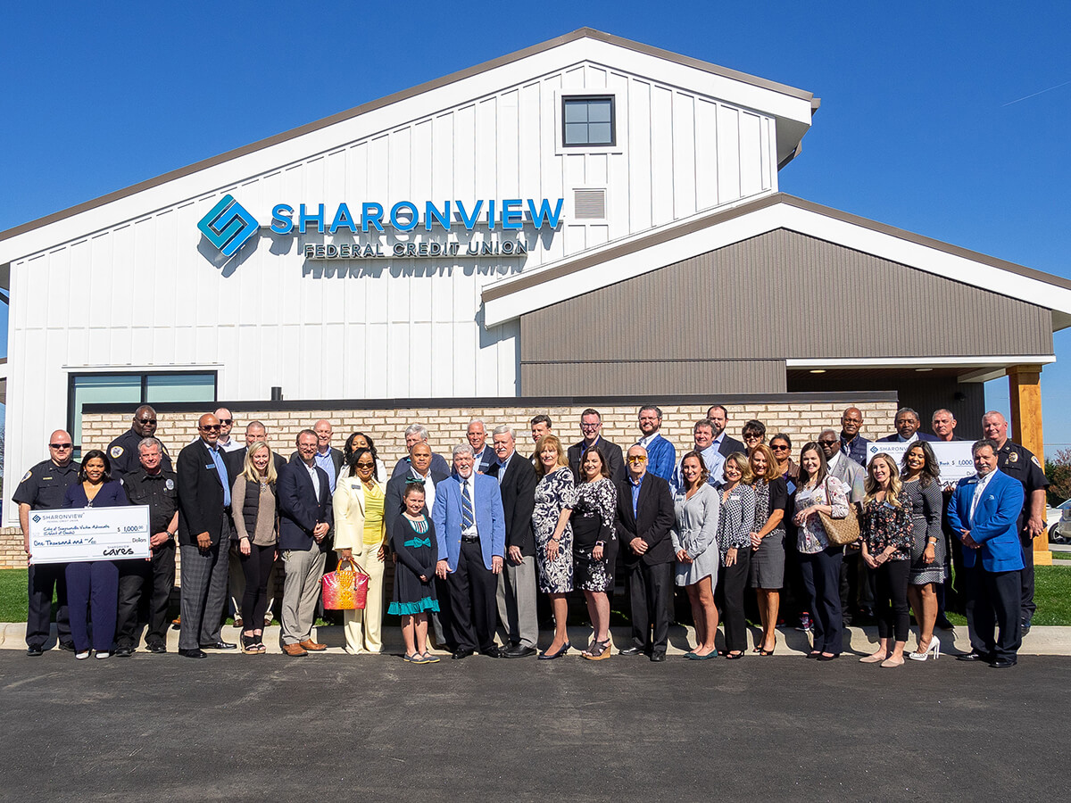 image of Simpsonville community and Sharonview staff at branch ribbon cutting